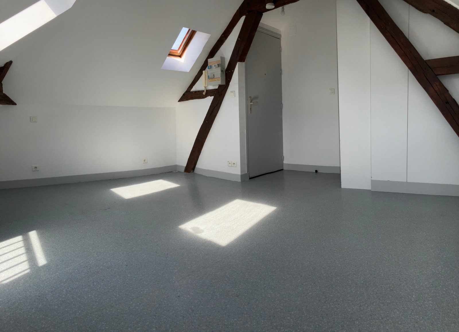 🎓 Studio mansardé en hypercentre de Troyes 🏙️