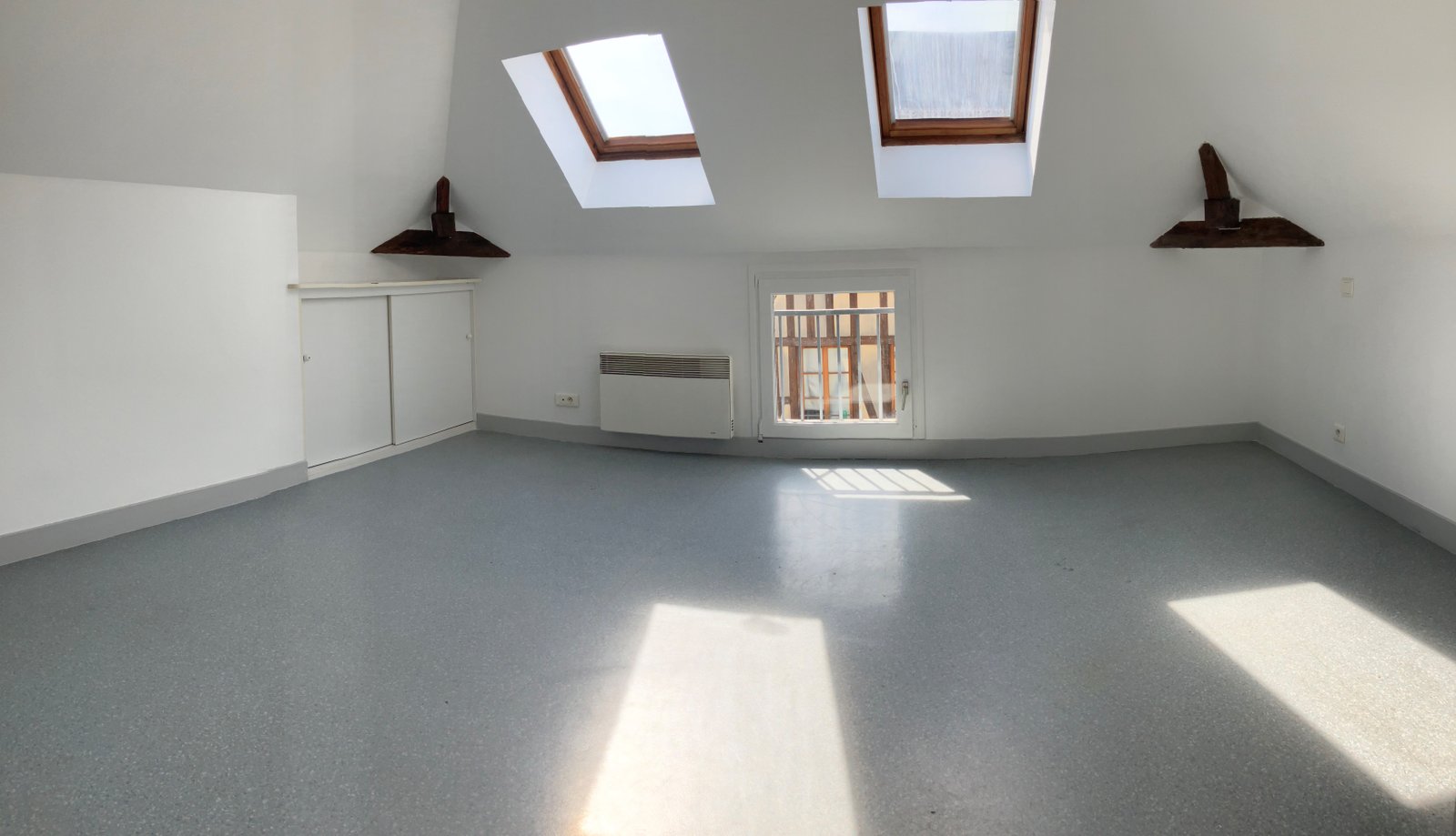 🎓 Studio mansardé en hypercentre de Troyes 🏙️